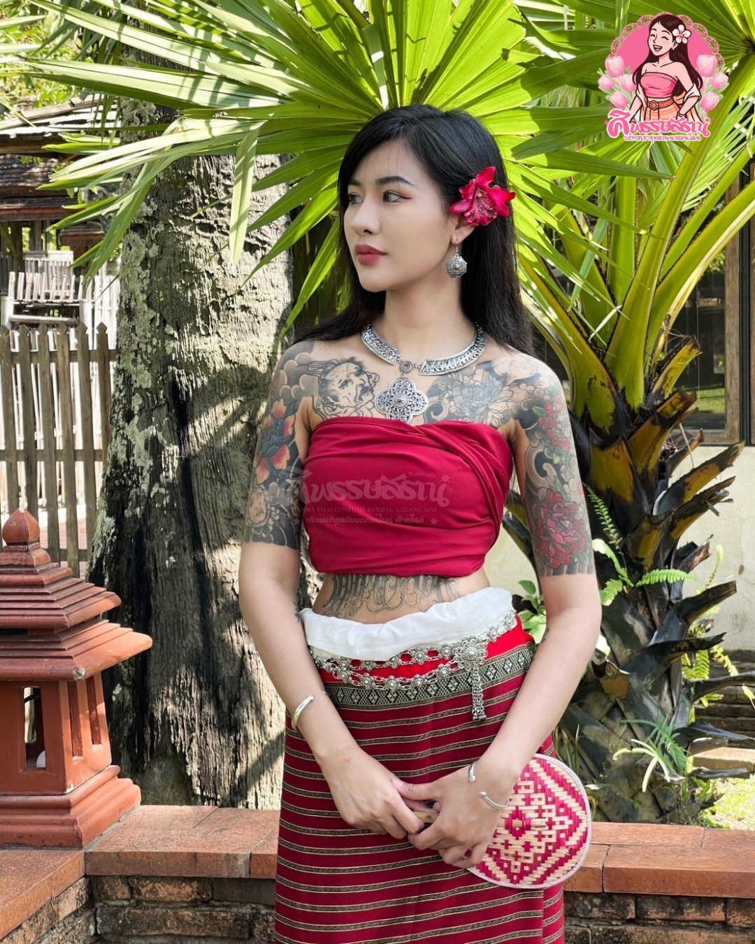 ลูกค้าเช่าชุดล้านนาประยุกต์สีแดงพร้อมเครื่องประดับเงิน