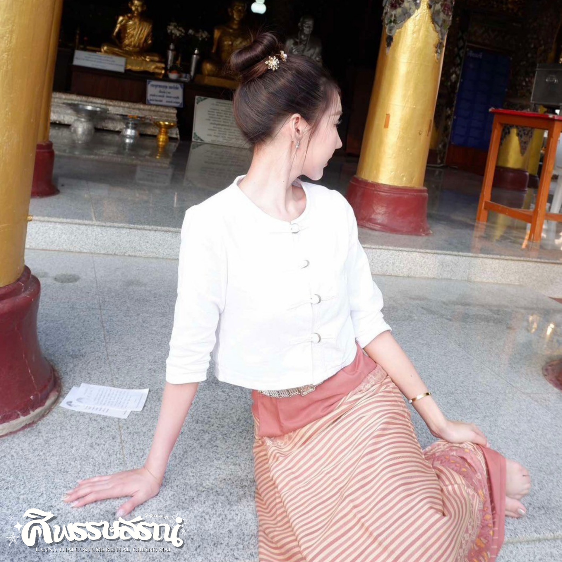 ลูกค้าเช่าชุดล้านนาสีขาวชมพูถ่ายรูปในวัดที่เชียงใหม่